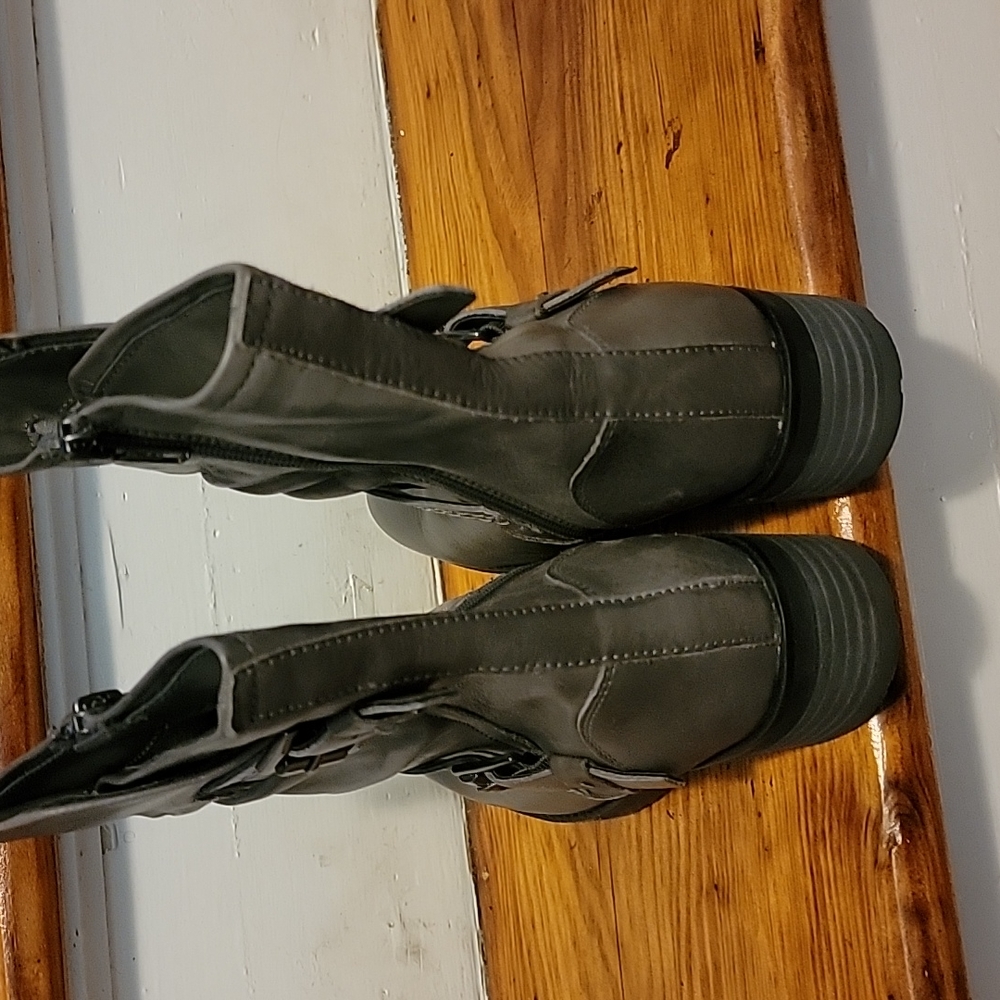 Earth Boots - Picture 2 of 5